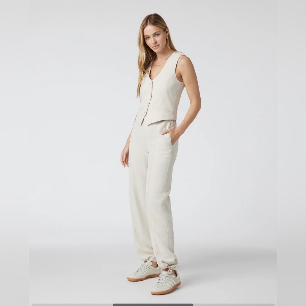 Vuori Coastline Vest & Pant Set